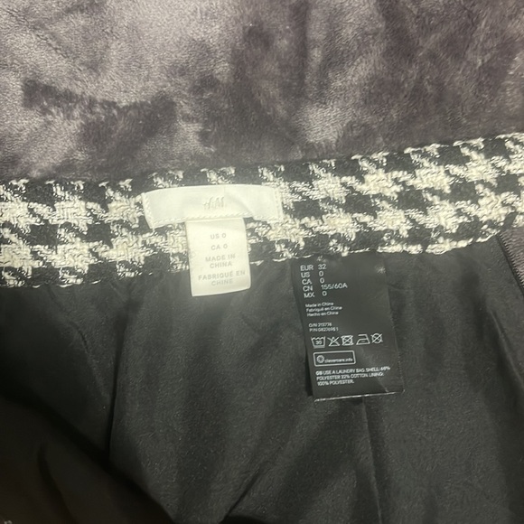 Plaid white/black mini skirt with faux pockets. Side Zipper and metal clasp. - Picture 7 of 7